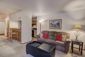 salon z kanapą i stołem w obiekcie 112 Marina Place Condo w mieście Dillon