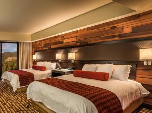Кровать или кровати в номере Bally's Lake Tahoe Casino Resort