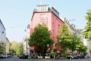 een roze gebouw aan de kant van een straat bij Arthouse Apartments im Belgischen Viertel in Keulen