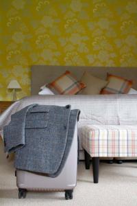 トバモーリにあるLinndhu Houseのベッドルーム1室(毛布、椅子付)