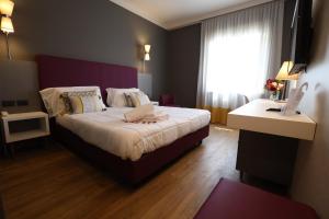 a bedroom with a large bed and a window at Hotel Umbria in Attigliano