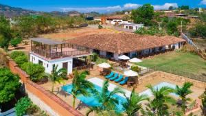 una vista aérea de una casa con piscina en Hotel Boutique Venturi, en Barichara