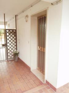 an empty hallway of a house with a door at MiniAppartamento Laura - Piano terra in Chioggia +8 photos