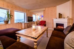 TV a/nebo společenská místnost v ubytování Holmvik Brygge Nyksund