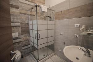 een badkamer met douche, toilet en wastafel bij La Suite Rooms & Apartments in Bologna