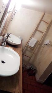 Um banheiro em Ferme U San Martinu