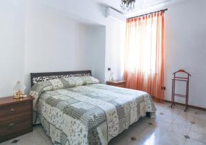 ein Schlafzimmer mit einem Bett, einer Kommode und einem Fenster in der Unterkunft Le Palme Trieste in Triest