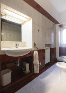 bagno con lavandino e servizi igienici di Le Palme Trieste a Trieste