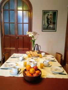 una mesa con un bol de fruta encima en Bed & breakfast Familia San Martín en Vicente López