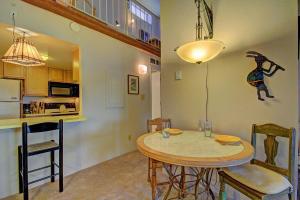 cocina y comedor con mesa y sillas en Alpenrose 303, en Breckenridge