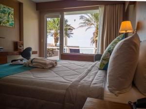 a bedroom with a bed with a view of the ocean at MantaHost Hotel in Manta