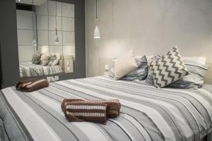 un grande letto con due asciugamani sopra di Sunshine Suites a Birkirkara