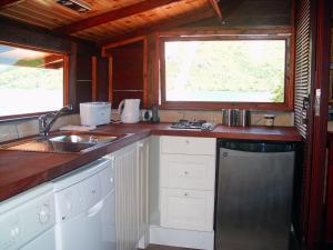 uma cozinha com um lavatório e uma bancada em Robinson's Cove Villas em Papetoai