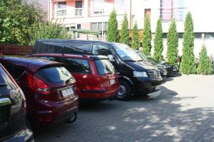 een rij auto's geparkeerd op een parkeerplaats bij Ranna Villa in Pärnu