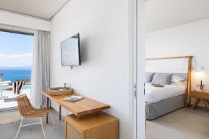 Rúm í herbergi á Messinian Icon Hotel & Suites