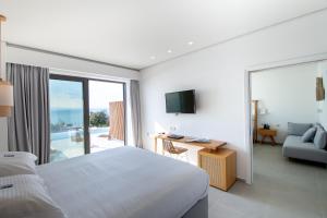 Rúm í herbergi á Messinian Icon Hotel & Suites