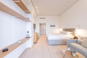 Rúm í herbergi á Messinian Icon Hotel & Suites
