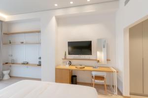 Sjónvarps- og/eða afþreyingartæki á Messinian Icon Hotel & Suites
