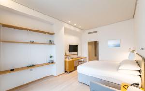 Rúm í herbergi á Messinian Icon Hotel & Suites