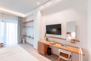 Sjónvarps- og/eða afþreyingartæki á Messinian Icon Hotel & Suites