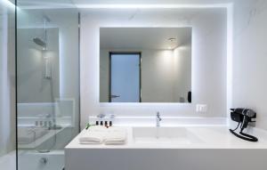 Baðherbergi á Messinian Icon Hotel & Suites