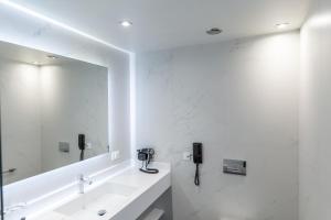 Baðherbergi á Messinian Icon Hotel & Suites