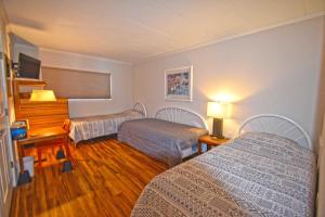 una camera d'albergo con due letti e una televisione di Constellation House 510 a Ocean City