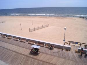 uma vista para uma praia com um cais e o oceano em Ocean'S Edge 401 Condo em Ocean City