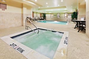 bañera de hidromasaje en el centro de una habitación de hotel en Country Inn & Suites by Radisson, Texarkana, TX, en Texarkana