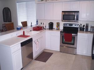 Una cocina o zona de cocina en Ocean'S Edge 401 Condo
