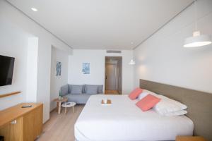 Rúm í herbergi á Messinian Icon Hotel & Suites