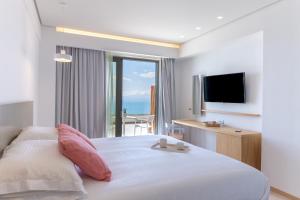 Rúm í herbergi á Messinian Icon Hotel & Suites