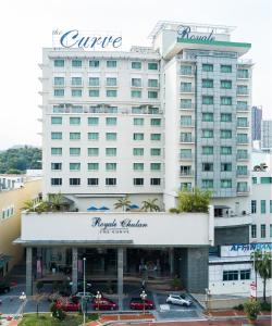un gran edificio blanco con un cartel. en Royale Chulan The Curve, en Petaling Jaya