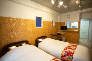 pokój hotelowy z 2 łóżkami i kuchnią w obiekcie Rest inn Kyoto w mieście Kioto