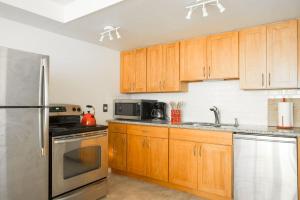 A kitchen or kitchenette at Mercer Island Apartment in the Woods, Pets Allowed