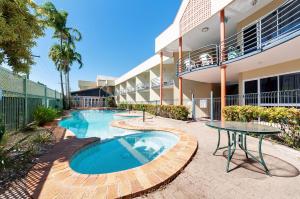 Kolam renang di atau dekat dengan Tropical Queenslander