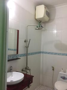 y baño con lavabo y aseo. en Hân hân en Ha Long
