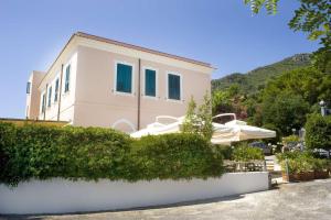 uma casa com uma sebe à sua frente em Villa Penelope em San Felice Circeo