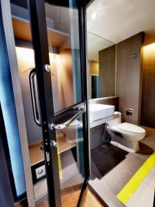 プトラジャヤにあるSovotel @ Conezion Putrajayaのバスルーム(トイレ、鏡付)