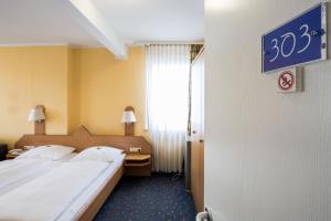 Postel nebo postele na pokoji v ubytování Central Hotel
