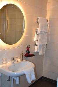 a bathroom with a sink and a mirror and towels at Rimforsa Strand in Rimforsa