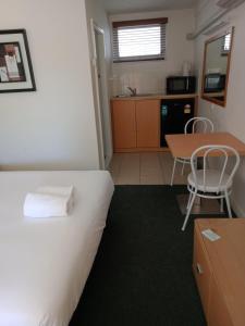 Kuchyň nebo kuchyňský kout v ubytování Annerley Motor Inn