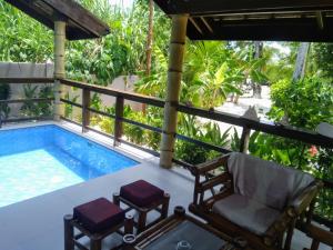Vom Balkon einer Villa genießen Sie Poolblick. in der Unterkunft Siargao Sunset Bay Beach Villas in General Luna