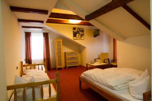 un dormitorio con dos camas en una habitación en Cabana Platoul Soarelui, en Straja