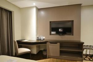 TV a/nebo společenská místnost v ubytování Pearl Garden Hotel