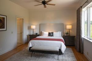 um quarto com uma cama e uma ventoinha de tecto em Wine Country Inn Napa Valley em Santa Helena
