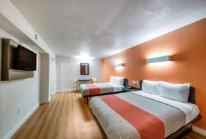 Кровать или кровати в номере Motel 6-Dallas, TX - Farmers Branch +23 фотографии