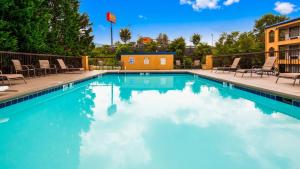 una piscina de agua azul en un complejo en Best Western Royal Inn, en Chattanooga
