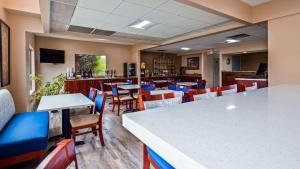 a restaurant with tables and chairs and a bar at Best Western Royal Inn in Chattanooga