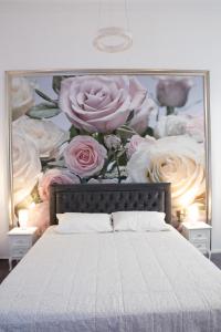 een slaapkamer met een muurschildering van rozen aan de muur bij Samuel House in Sibiu